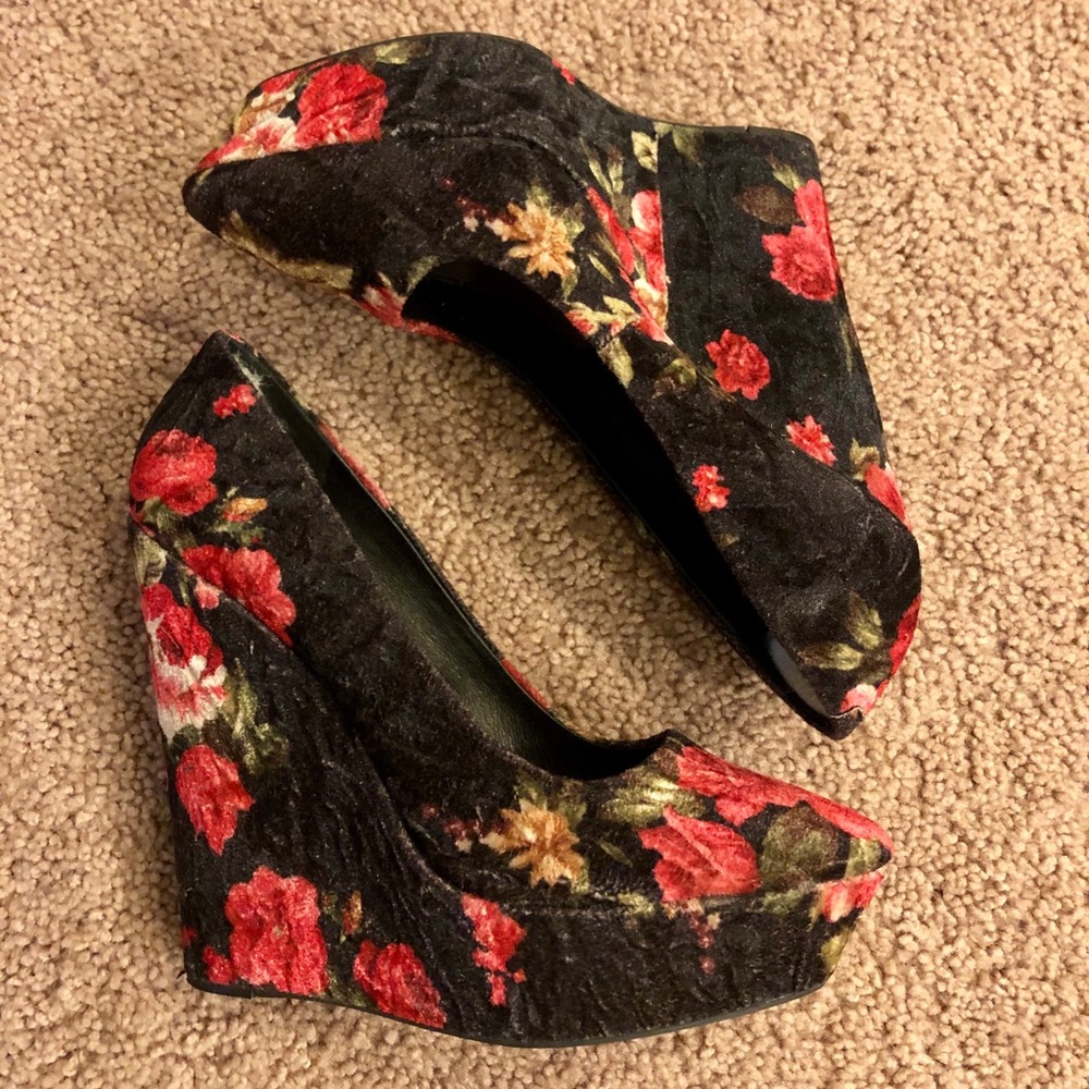 🌹 Aldo velvet floral wedges 🌹